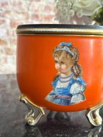 Neo Rokoko - Bīdermeijera stila porcelāna kašpo oranžā glazūrā — ar bērnu portretiem (Neo Rococo-Biedermeier Style Porcelain Cachepot in Orange Glaze — with Children's Portraits) (6867) - Image 5