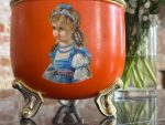 Neo Rokoko - Bīdermeijera stila porcelāna kašpo oranžā glazūrā — ar bērnu portretiem (Neo Rococo-Biedermeier Style Porcelain Cachepot in Orange Glaze — with Children's Portraits) (6867) - Image 6