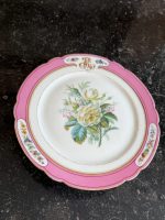 porcelāna kūku šķīvis ar zelta krāsas iniciāļiem un ziedu motīvu, neliela izmēra (7265) - Image 2
