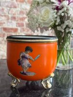 Neo Rokoko - Bīdermeijera stila porcelāna kašpo oranžā glazūrā — ar bērnu portretiem (Neo Rococo-Biedermeier Style Porcelain Cachepot in Orange Glaze — with Children's Portraits) (6867) - Image 2