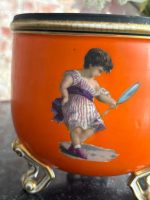 Neo Rokoko - Bīdermeijera stila porcelāna kašpo oranžā glazūrā — ar bērnu portretiem (Neo Rococo-Biedermeier Style Porcelain Cachepot in Orange Glaze — with Children's Portraits) (6867) - Image 7