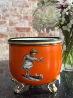 Neo Rokoko - Bīdermeijera stila porcelāna kašpo oranžā glazūrā — ar bērnu portretiem (Neo Rococo-Biedermeier Style Porcelain Cachepot in Orange Glaze — with Children's Portraits) (6867) - Image 3