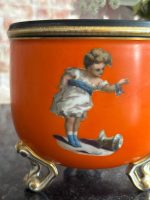 Neo Rokoko - Bīdermeijera stila porcelāna kašpo oranžā glazūrā — ar bērnu portretiem (Neo Rococo-Biedermeier Style Porcelain Cachepot in Orange Glaze — with Children's Portraits) (6867) - Image 4