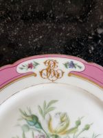 porcelāna kūku šķīvis ar zelta krāsas iniciāļiem un ziedu motīvu, neliela izmēra (7265) - Image 5