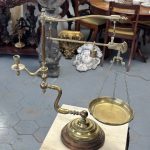 Metāla Svari ar Koka Pamatni un Svečturi Sānu Malā (4315)