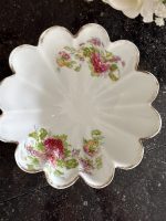 neliela izmēra, dziļš porcelāna trauks uz kājiņām, ar ziedu motīvu (6869) - Image 7