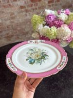 porcelāna kūku šķīvis ar zelta krāsas iniciāļiem un ziedu motīvu, neliela izmēra (7265)