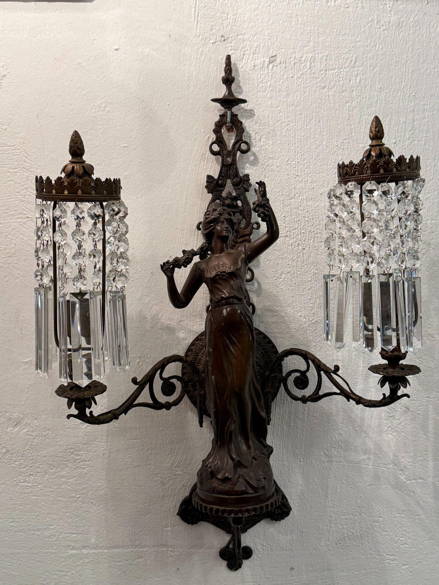 Bra Bronzas sienas lampa, femme-fleur figūra, kristāli — Jūgendstils, Francija, ap 1900. g. (6076) - Image 1