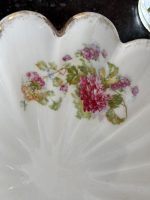 neliela izmēra, dziļš porcelāna trauks uz kājiņām, ar ziedu motīvu (6869) - Image 10