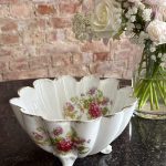 neliela izmēra, dziļš porcelāna trauks uz kājiņām, ar ziedu motīvu (6869)