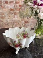 neliela izmēra, dziļš porcelāna trauks uz kājiņām, ar ziedu motīvu (6869)