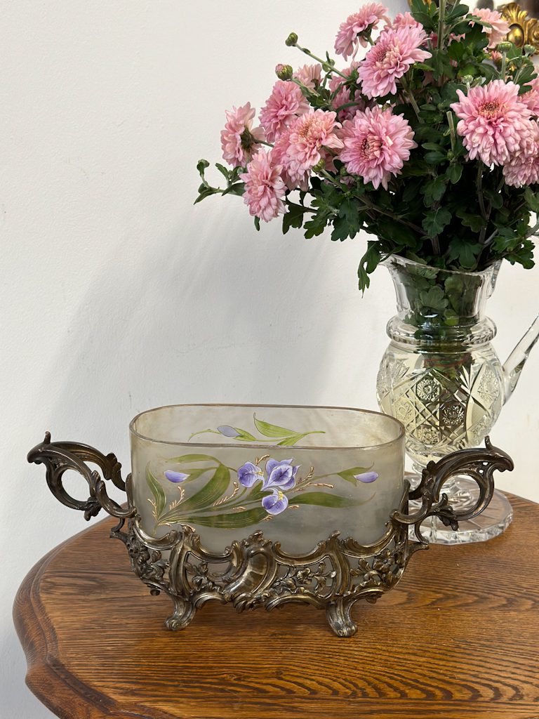 Apgleznota Stikla Vāze Greznā Metāla Turētājā, Vidēja Izmēra (5062) - Image 1