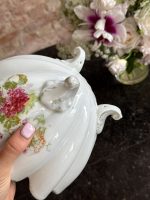 neliela izmēra, dziļš porcelāna trauks uz kājiņām, ar ziedu motīvu (6869) - Image 12