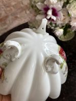 neliela izmēra, dziļš porcelāna trauks uz kājiņām, ar ziedu motīvu (6869) - Image 13