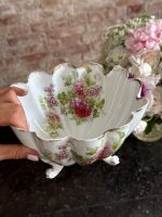 neliela izmēra, dziļš porcelāna trauks uz kājiņām, ar ziedu motīvu (6869) - Image 3