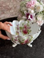 neliela izmēra, dziļš porcelāna trauks uz kājiņām, ar ziedu motīvu (6869) - Image 2