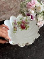 neliela izmēra, dziļš porcelāna trauks uz kājiņām, ar ziedu motīvu (6869) - Image 8