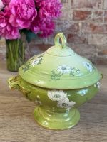 Fajansa Terīne zaļā krāsā ar vāku, vidēja izmēra (5750)