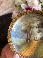 izsmalcināts maza izmēra porcelāna šķīvis ar bronzas šķīvja turētāju (6870) - Image 8