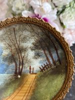 izsmalcināts maza izmēra porcelāna šķīvis ar bronzas šķīvja turētāju (6870) - Image 9