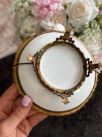 izsmalcināts maza izmēra porcelāna šķīvis ar bronzas šķīvja turētāju (6870) - Image 13