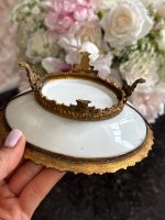 izsmalcināts maza izmēra porcelāna šķīvis ar bronzas šķīvja turētāju (6870) - Image 12