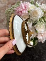 izsmalcināts maza izmēra porcelāna šķīvis ar bronzas šķīvja turētāju (6870) - Image 10