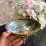 izsmalcināts maza izmēra porcelāna šķīvis ar bronzas šķīvja turētāju (6870)