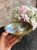 izsmalcināts maza izmēra porcelāna šķīvis ar bronzas šķīvja turētāju (6870)