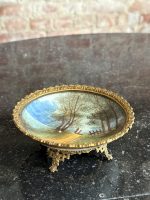 izsmalcināts maza izmēra porcelāna šķīvis ar bronzas šķīvja turētāju (6870) - Image 3