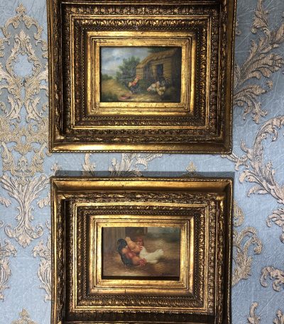 Miniature malerier med høns, guldfarvet ramme, 2 stk (213)