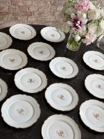 15gb antīki porcelāna šķīvji ar iniciāļiem — "CH. PILLIVUYT & Cie PARIS", "EXP. 1867 MEDAILLE D'OR" - Zelta medaļa (15 antique porcelain plates in Historicism style) (6896) - Image 2