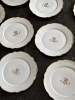 15gb antīki porcelāna šķīvji ar iniciāļiem — "CH. PILLIVUYT & Cie PARIS", "EXP. 1867 MEDAILLE D'OR" - Zelta medaļa (15 antique porcelain plates in Historicism style) (6896) - Image 3