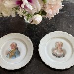 2gab neliela izmēra porcelāna šķīvji - Marija Antuanete un Luijs XVI (6855)
