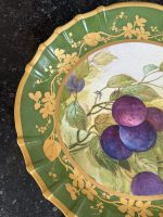 lielizmēra porcelāna šķīvji tumši zaļā/zelta krāsā ar augļiem, aprikozēm un plūmēm, pieejami 2gab (7284) - Image 8