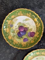lielizmēra porcelāna šķīvji tumši zaļā/zelta krāsā ar augļiem, aprikozēm un plūmēm, pieejami 2gab (7284) - Image 2