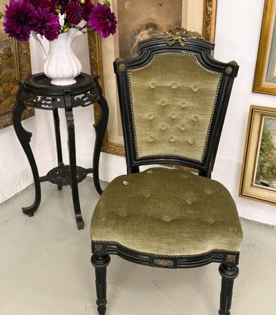 Sort eboniseret Napoleon III-stil stol med forgyldt bronze og grøn fløjl