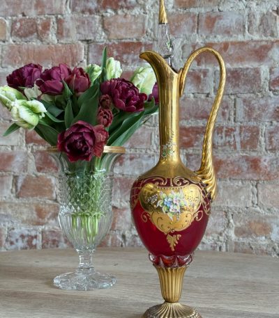 Italiensk Murano glas rubinrød karaffel med blomstermotiver (Tre Fuochi), mellemstor