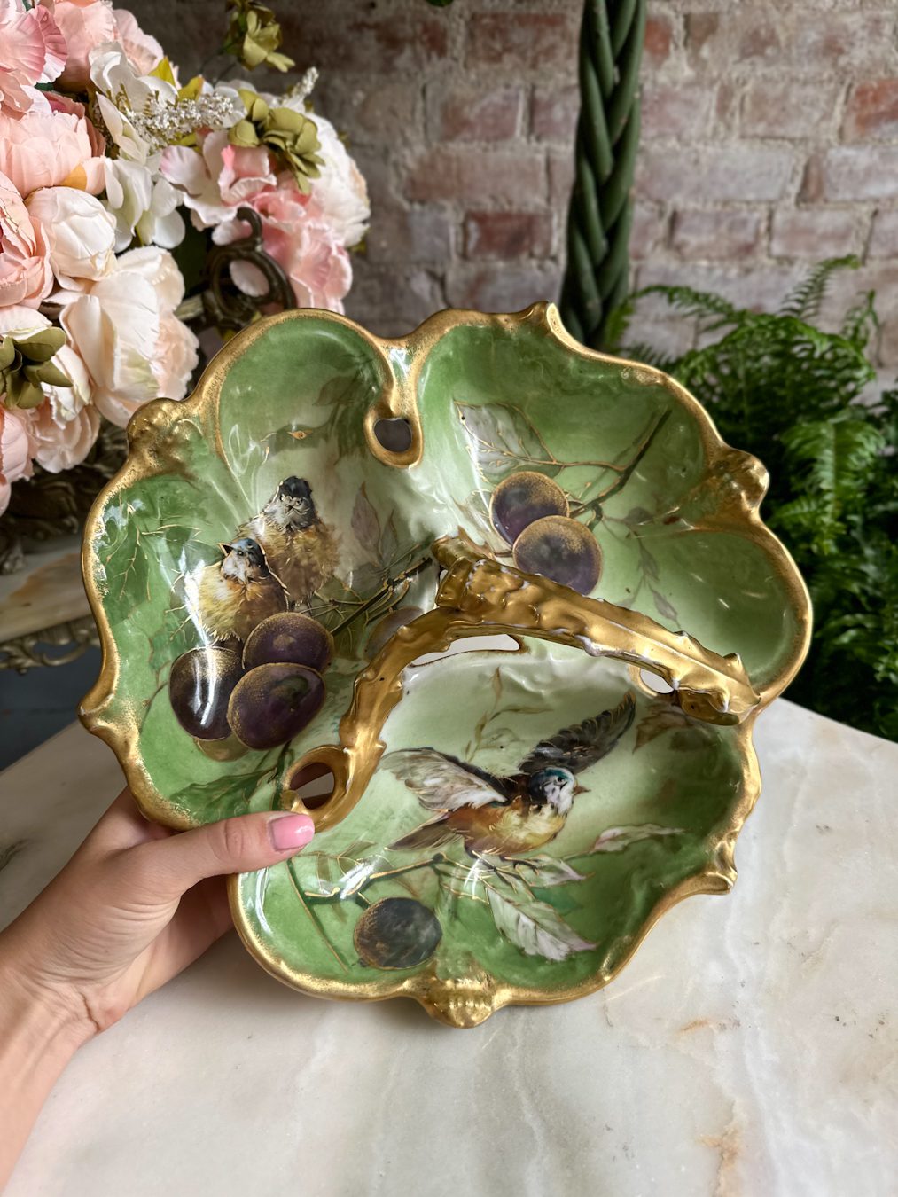 Porcelāna Šķīvis ar Putnu Detalizāciju, Zaļā un Zelta Krāsa, Šķīvim ir 3 Nodalījumi un Rokturis (4913) - Image 1