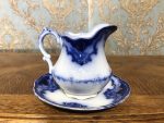 Porcelāna piena krūze ar šķīvi - tumši zilā un baltā krāsā (250)