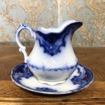 Porcelāna piena krūze ar šķīvi - tumši zilā un baltā krāsā (250)