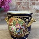 porcelāna kašpo, tumši zilā krāsā ar ziedu motīviem, neliela izmēra (5794)