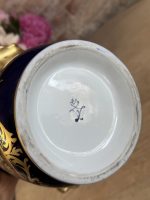 porcelāna kašpo, tumši zilā krāsā ar ziedu motīviem, neliela izmēra (5794) - Image 13