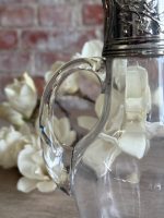 Eleganta stikla vīna karafe ar reljefu sudrabotu vāciņu — historisma stilā, (Elegant Glass Claret Jug with Silver-Plated Mount — Historism Style) (5652) - Image 3