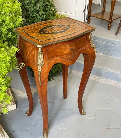 Grezns træbord med intarsia og bronzedetaljer (2660)