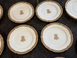 Antīki "Limoges" porcelāna šķīvji ar zelta monogrammu (16 gab.) — Grand Dépôt, Paris (Antique Limoges Plates Set) (6859) - Image 5
