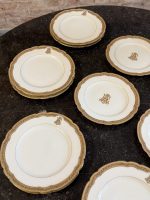 Antīki "Limoges" porcelāna šķīvji ar zelta monogrammu (16 gab.) — Grand Dépôt, Paris (Antique Limoges Plates Set) (6859) - Image 6