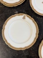 Antīki "Limoges" porcelāna šķīvji ar zelta monogrammu (16 gab.) — Grand Dépôt, Paris (Antique Limoges Plates Set) (6859) - Image 7