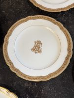 Antīki "Limoges" porcelāna šķīvji ar zelta monogrammu (16 gab.) — Grand Dépôt, Paris (Antique Limoges Plates Set) (6859) - Image 8