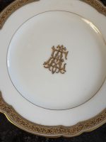 Antīki "Limoges" porcelāna šķīvji ar zelta monogrammu (16 gab.) — Grand Dépôt, Paris (Antique Limoges Plates Set) (6859) - Image 9